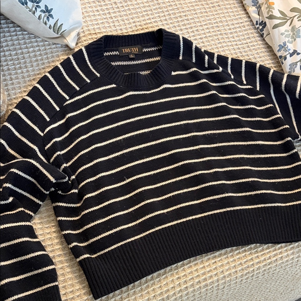 Navy cropped Sweater